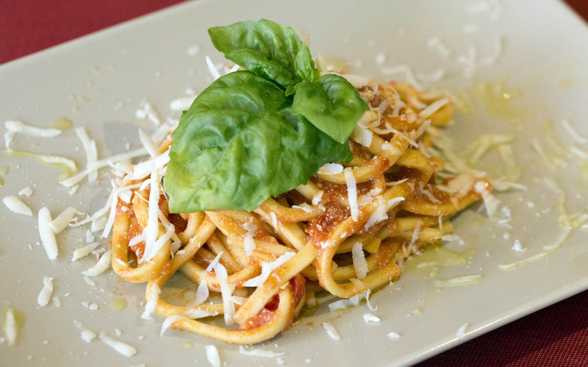 Спагетти с сыром и листьями базилика 