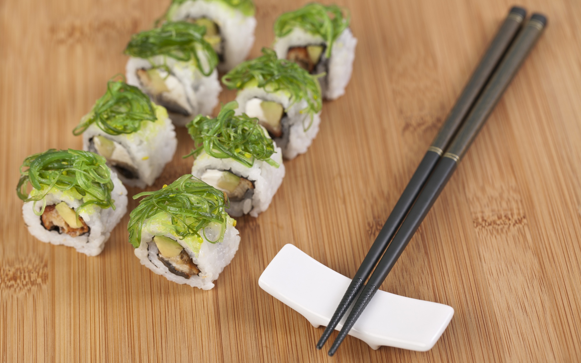 Суши с черными палочками на столе