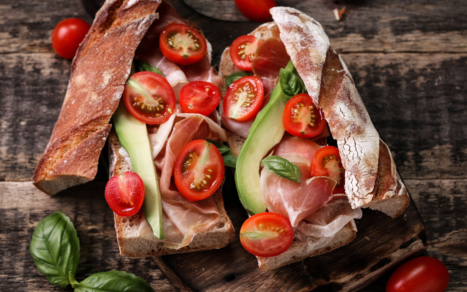 Бутерброды с помидорами, авокадо и беконом