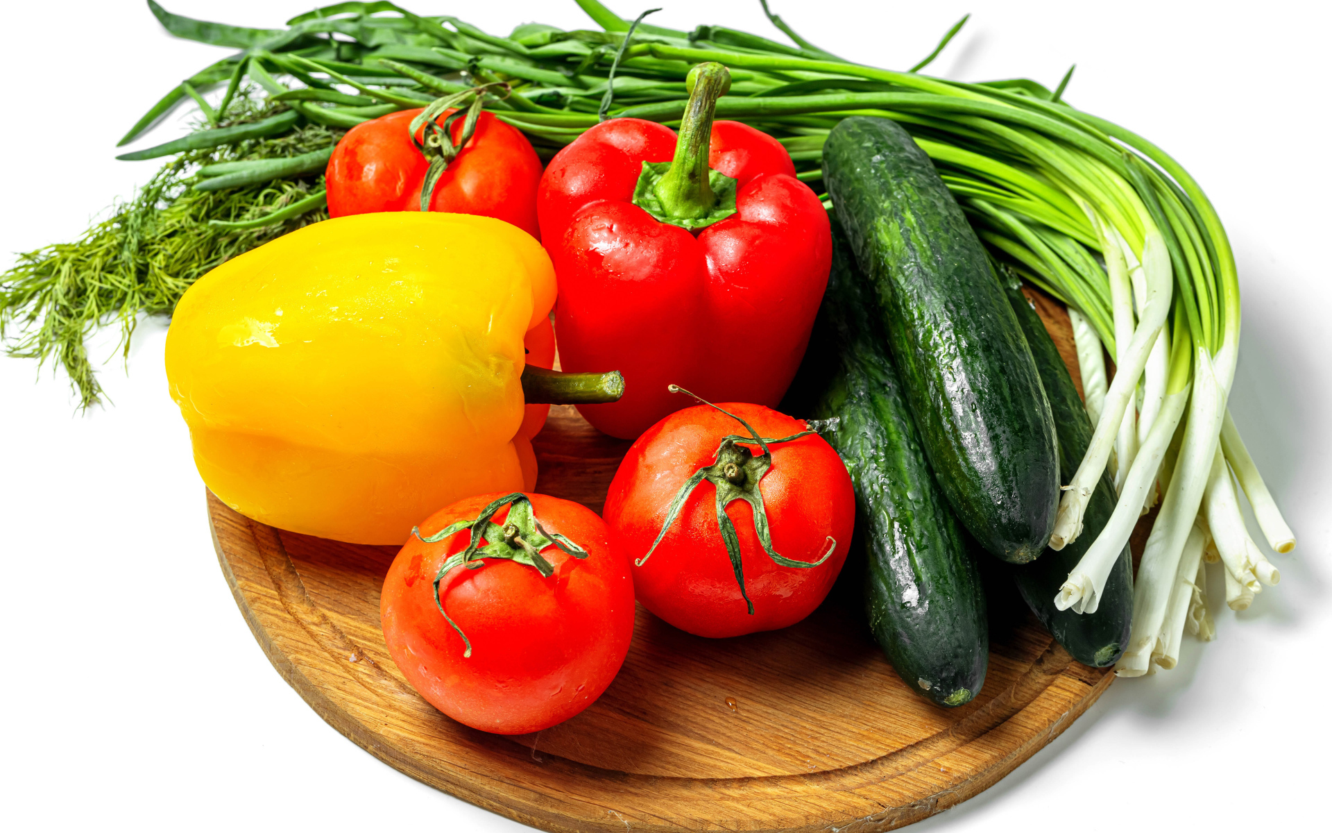 Помидоры, болгарский перец, огурцы и зелень на белом фоне