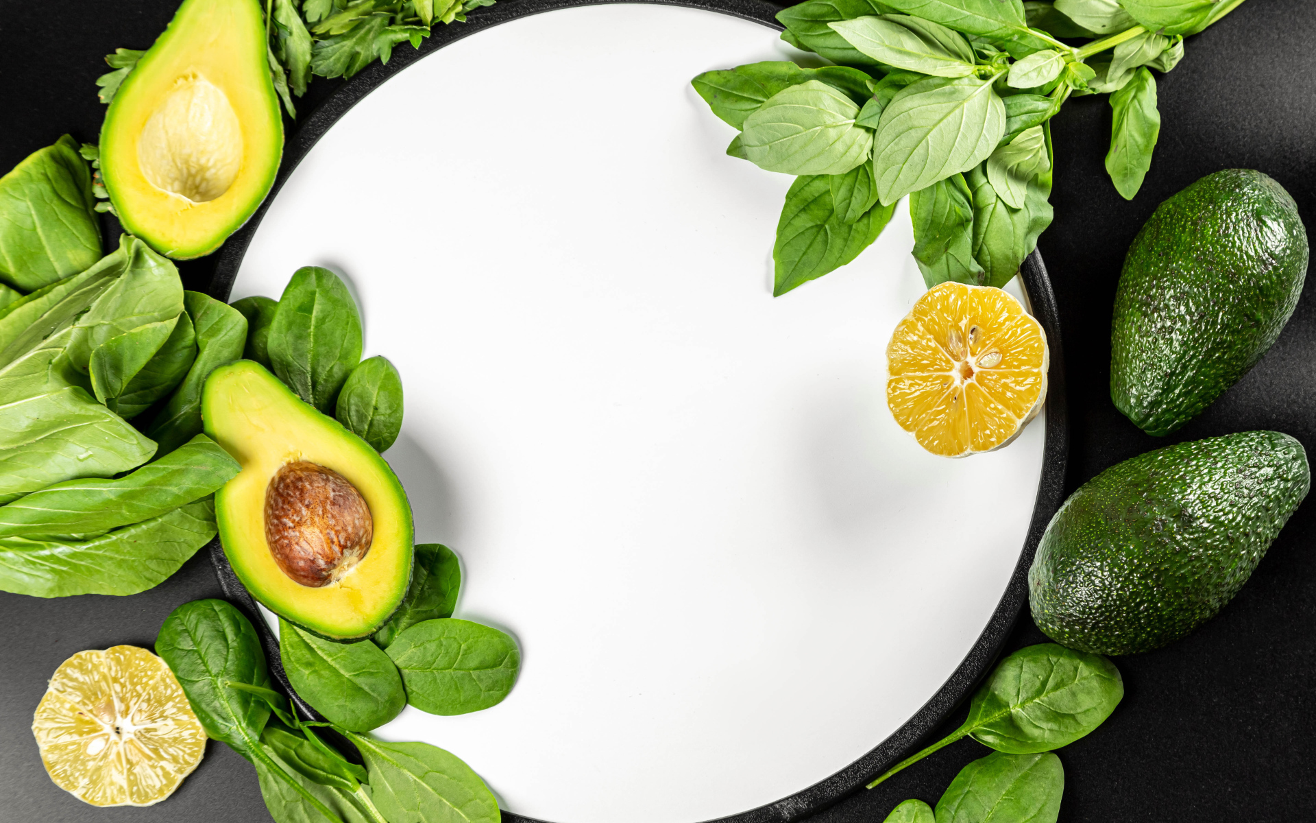 Авокадо с листьями базилика на белом фоне