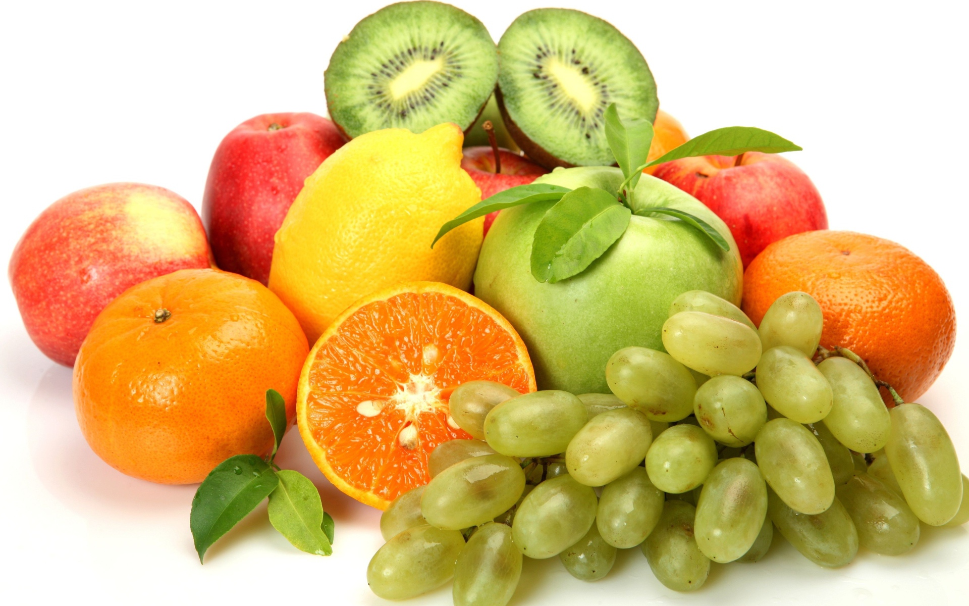 Свежие фрукты с виноградом на белом фоне
