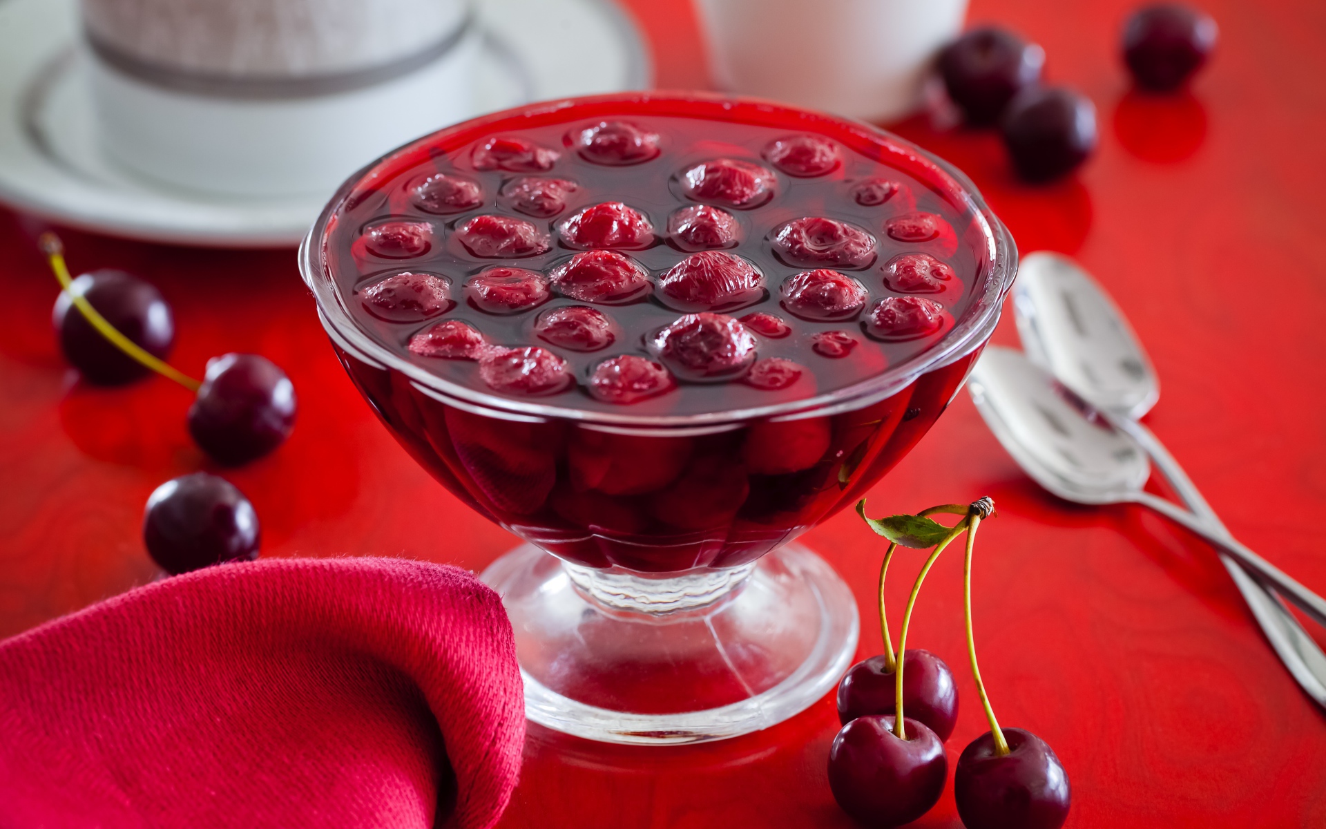 Варенье с ягодами вишни на столе