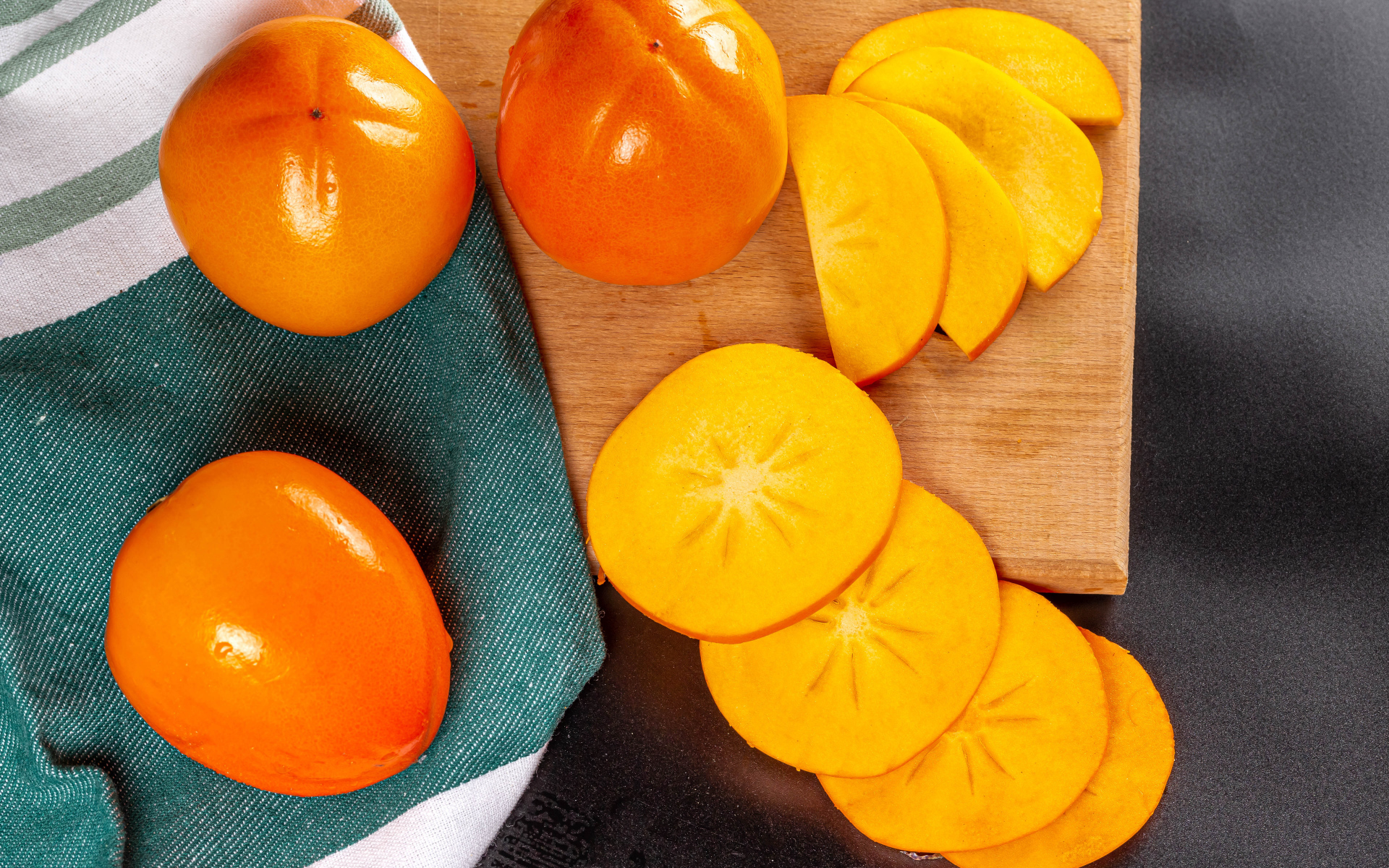 Хурма нарезанная кусочками на столе