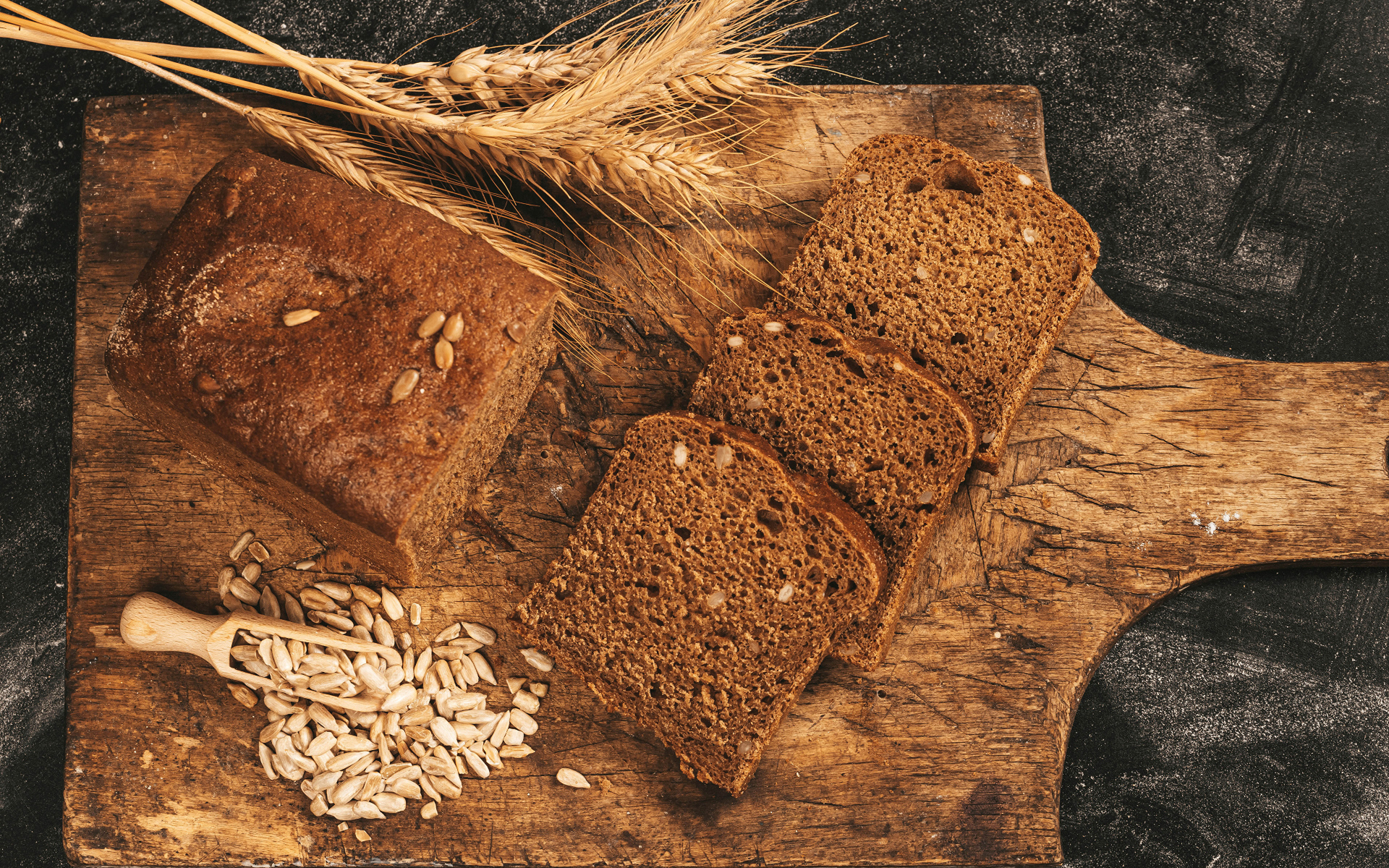 Черный хлеб с семечками на доске