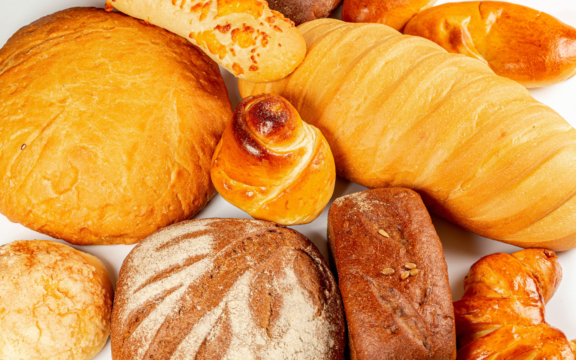 Вкусная свежая ароматная выпечка на столе