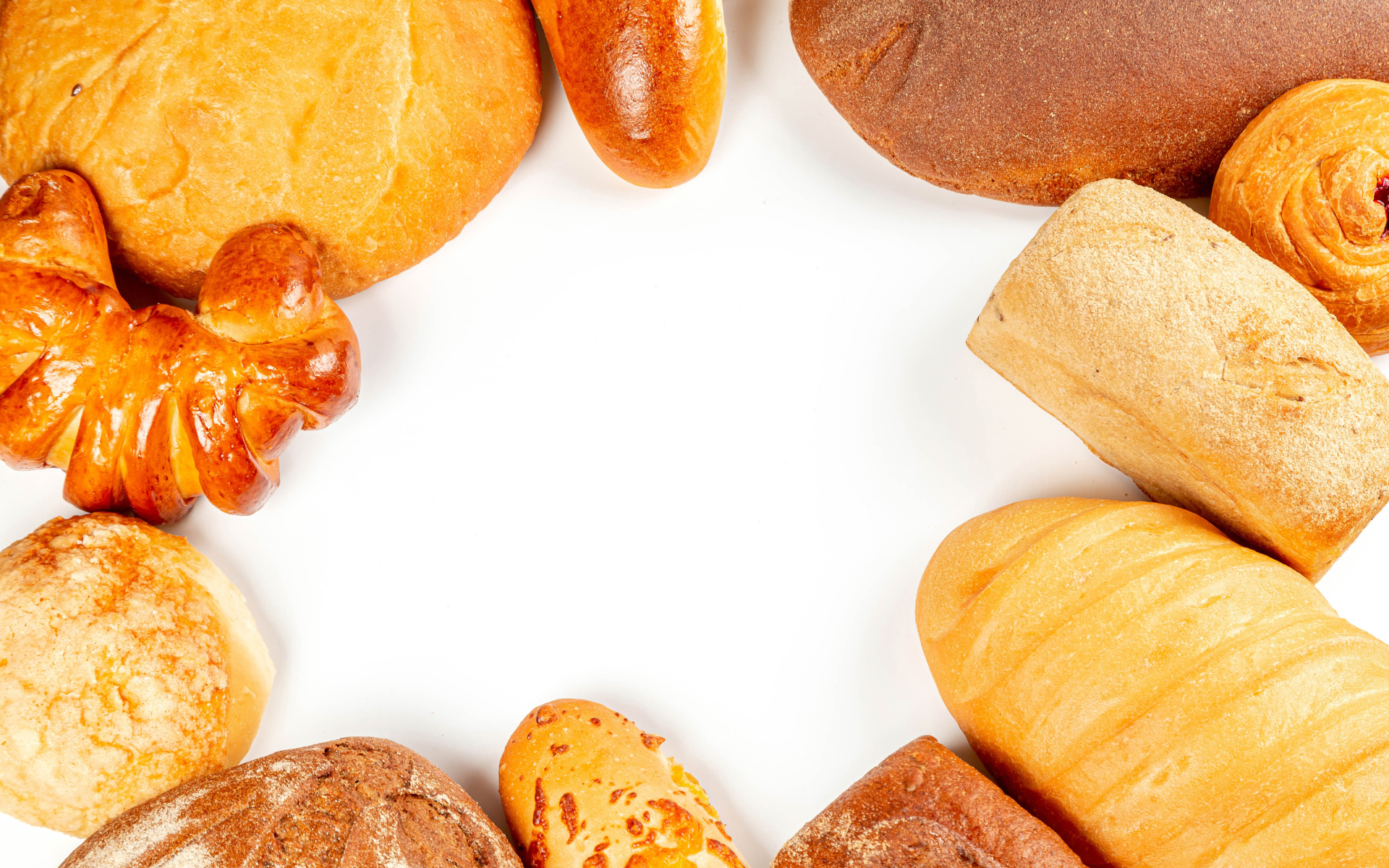 Свежая аппетитная выпечка на белом фоне 