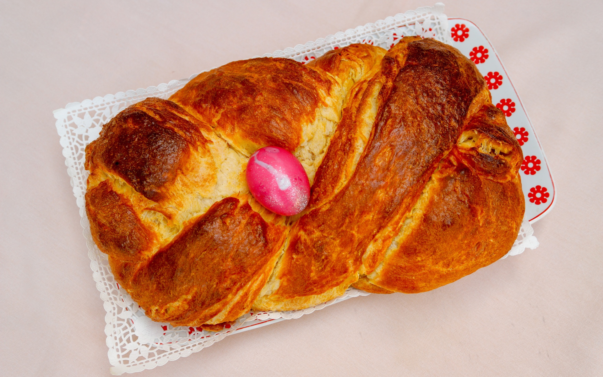 Плетеный кекс на столе на кружевной салфетке