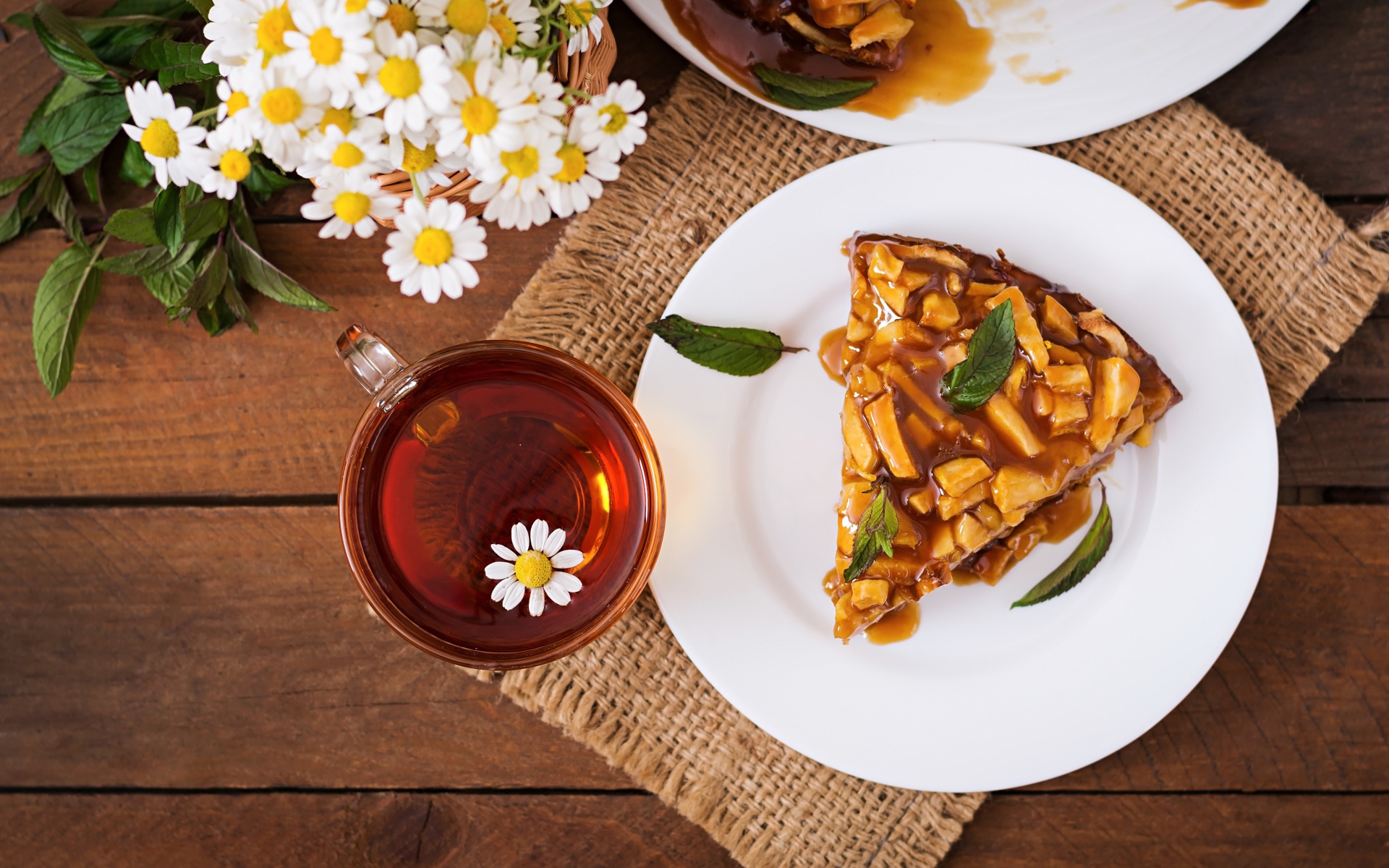 Кружка ромашкового чая на столе с куском пирога