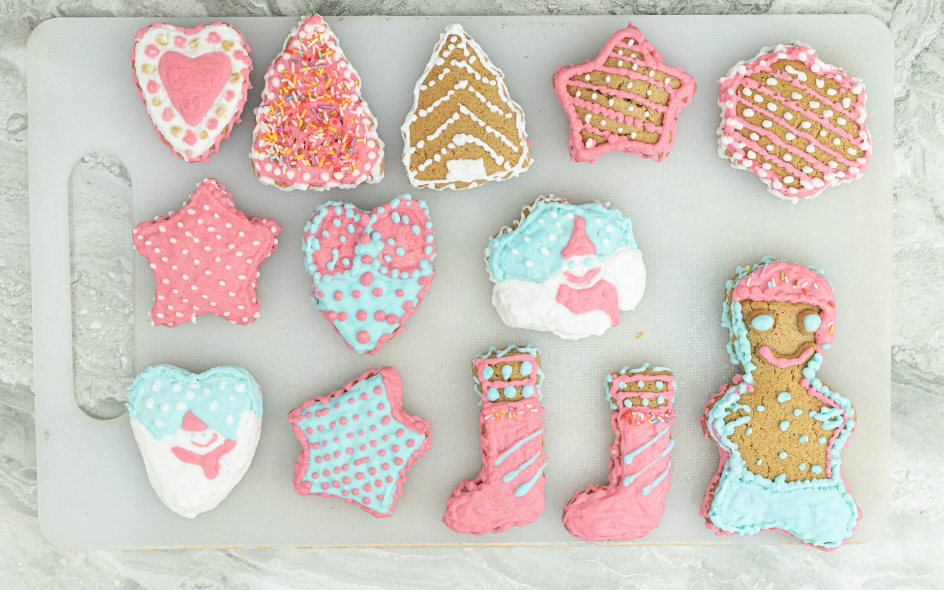 Красивое рождественское печенье на доске