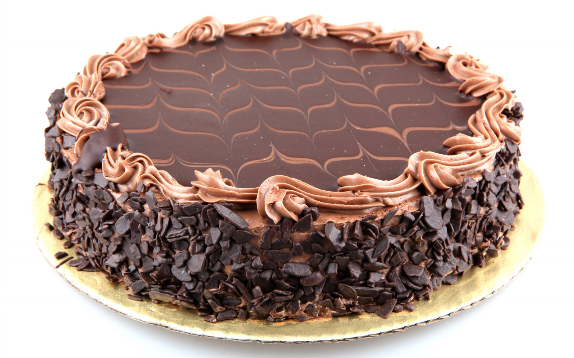 Большой праздничный торт с шоколадной крошкой на белом фоне