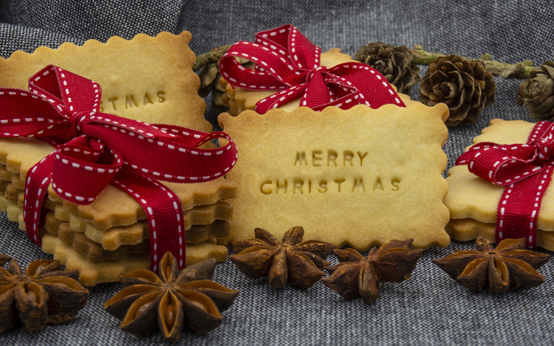 Рождественское печенье с бантами и бадьяном