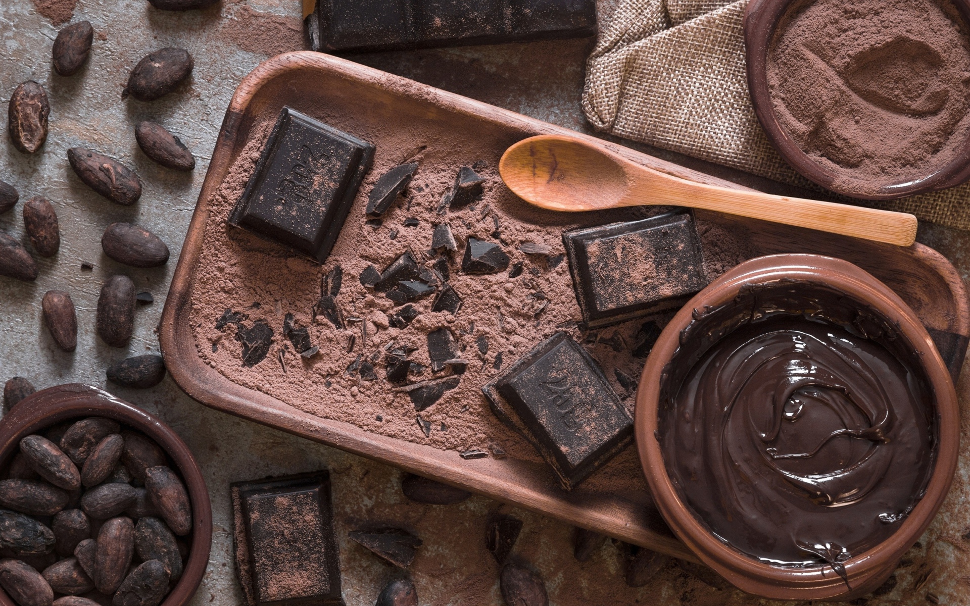 Какао с шоколадом на столе 