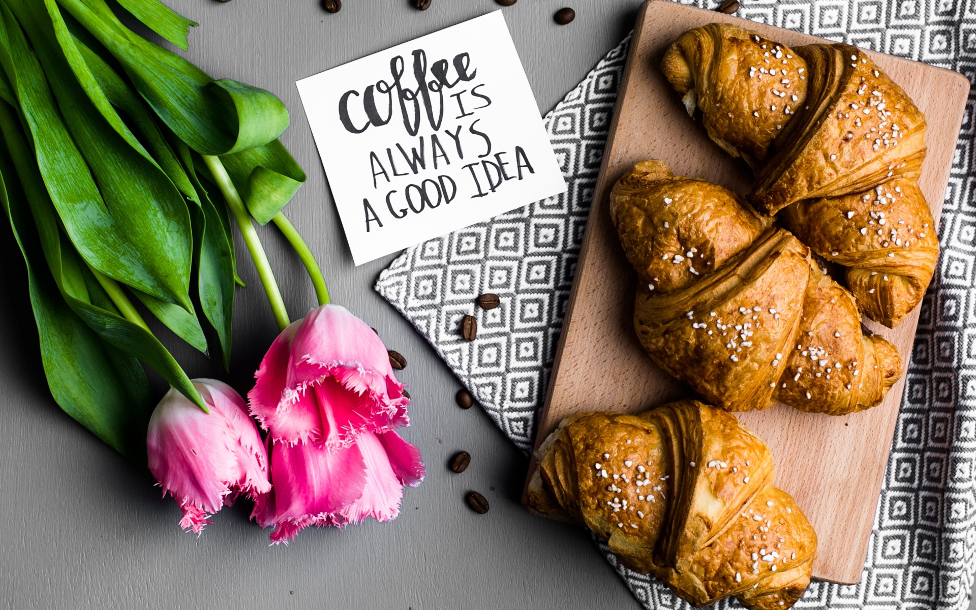 Круассаны и тюльпаны для любимой на завтрак