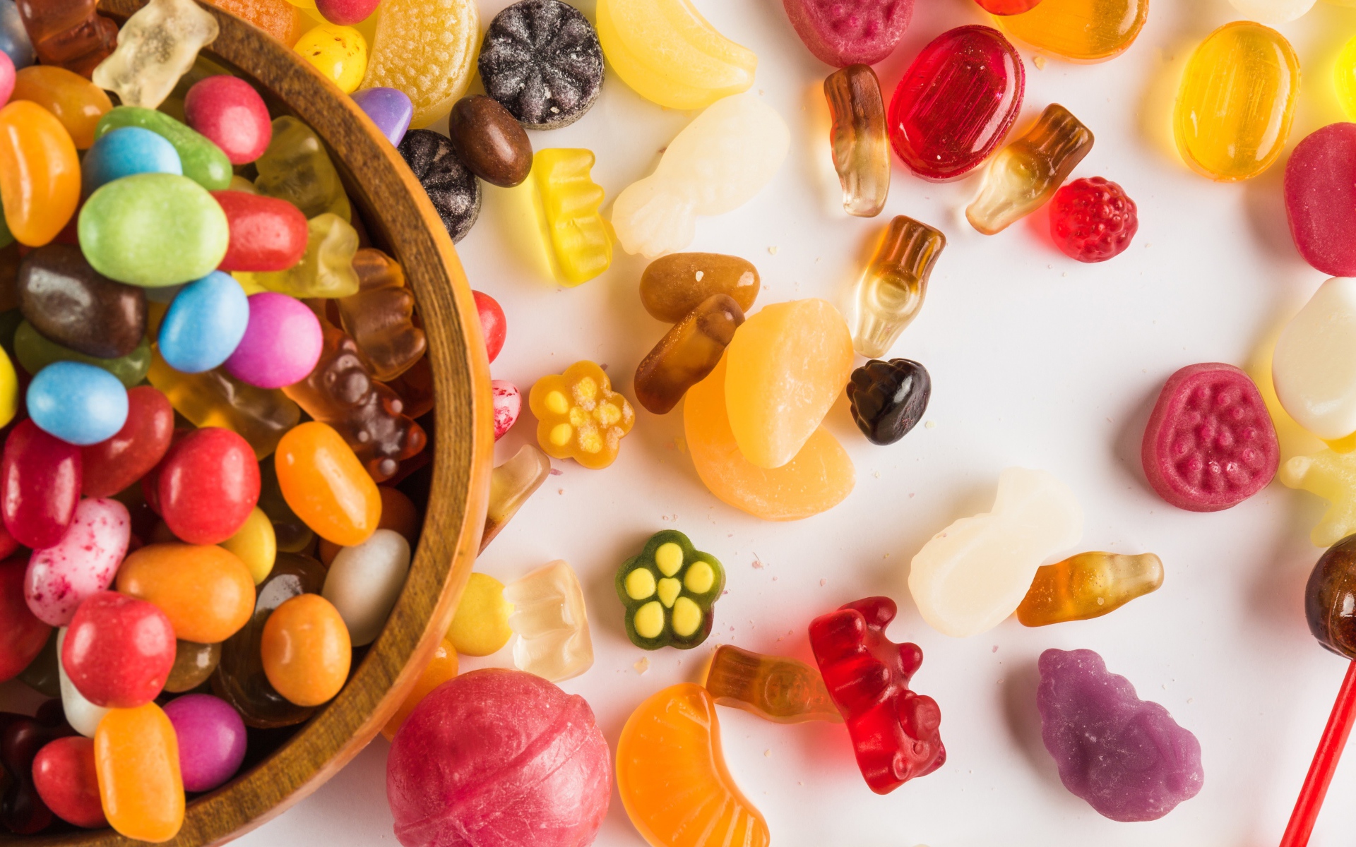 Вкусные желейные конфеты и карамельки на столе