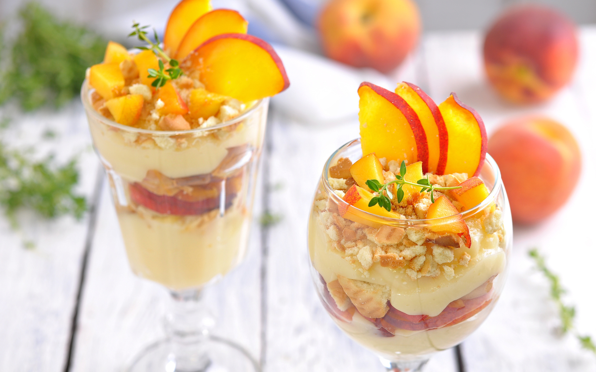 Десерт в стаканах с кусочками свежего нектарина 