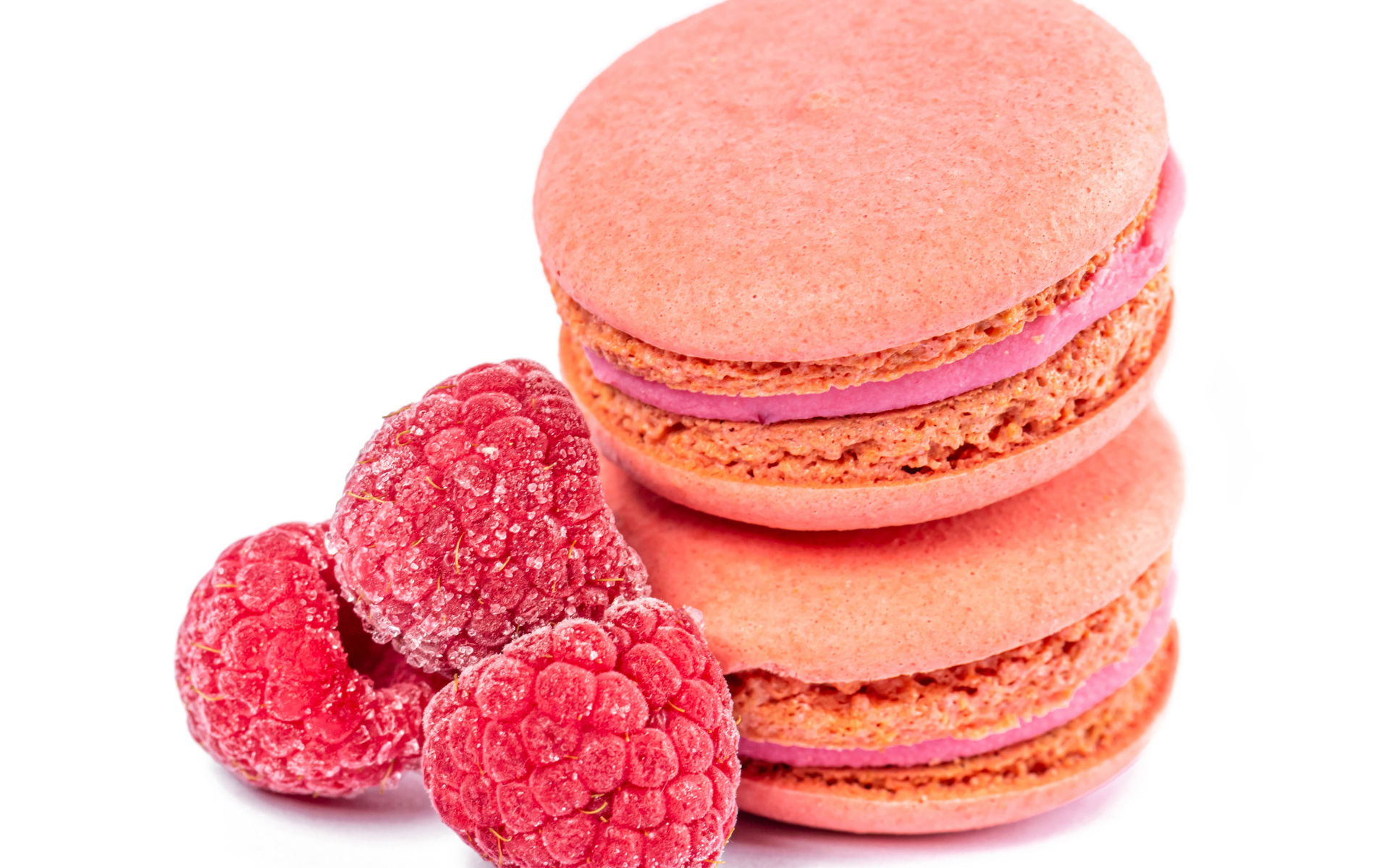 Десерт макарон с малиной на белом фоне