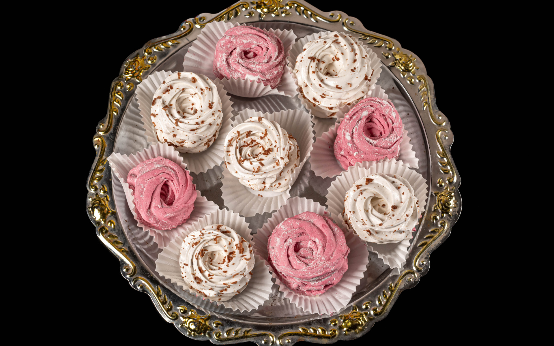 Домашний фруктовый зефир на черном фоне