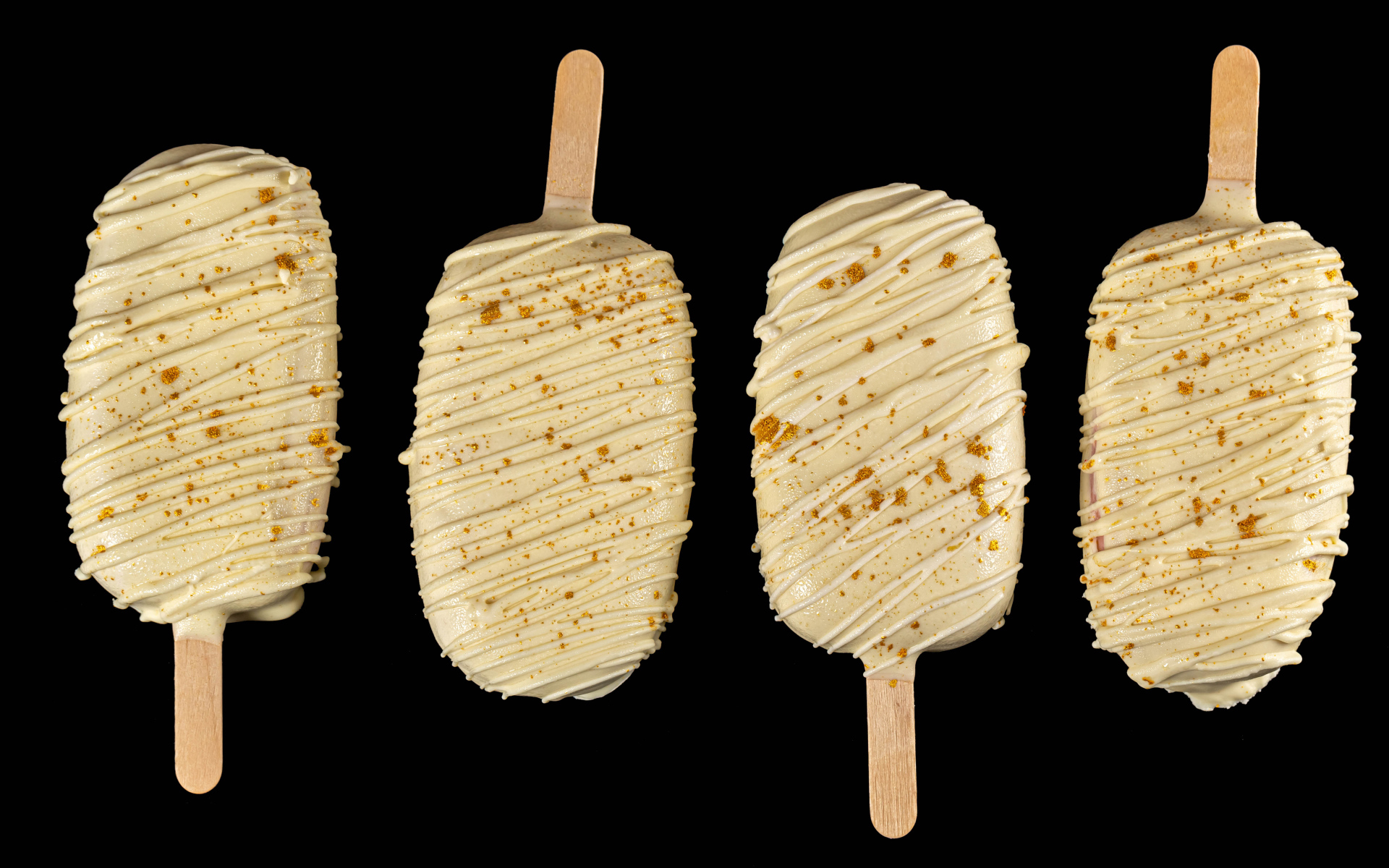 Мороженое на палочке в белом шоколаде на черном фоне