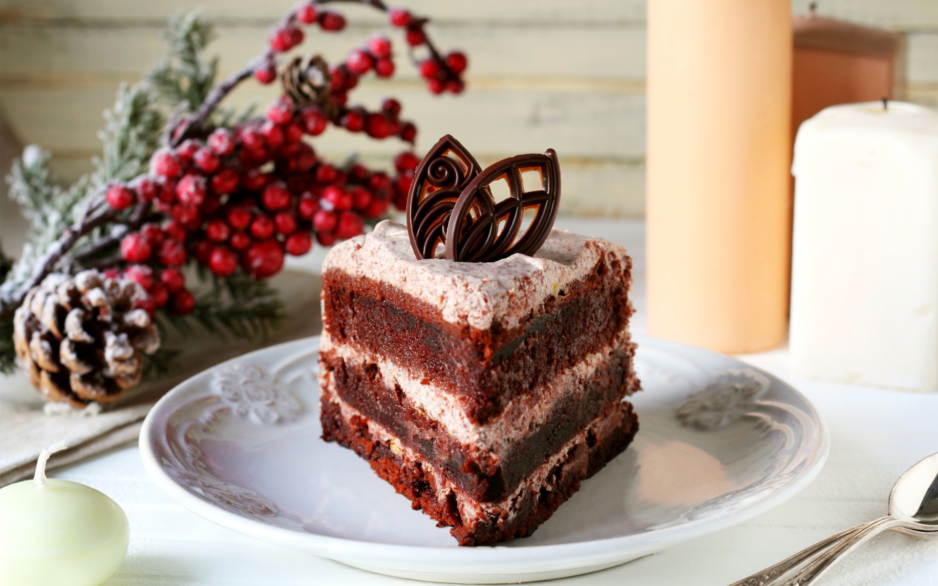 Кусок шоколадного торта на белой тарелке на столе