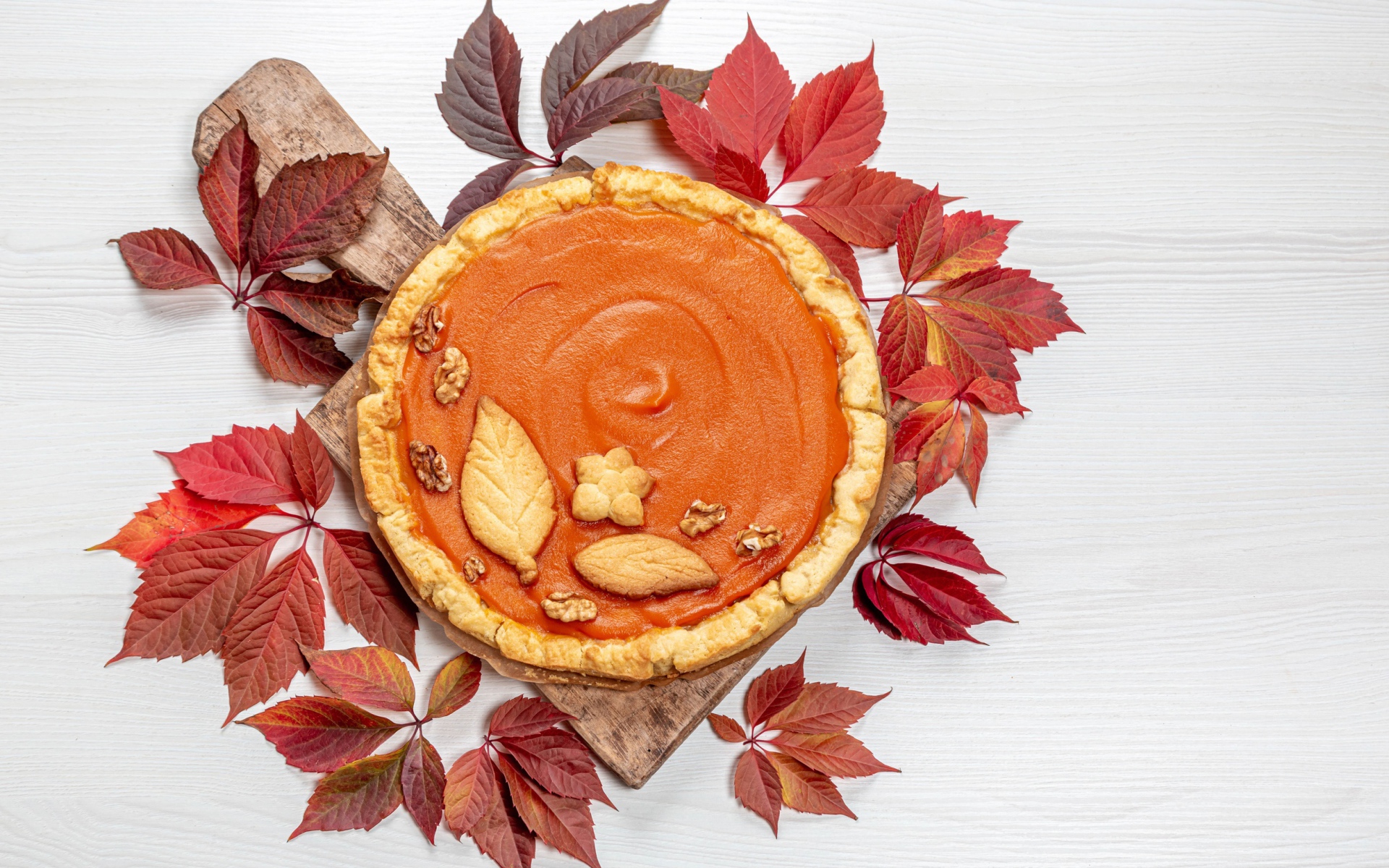 Тыквенный пирог с листьями на столе 