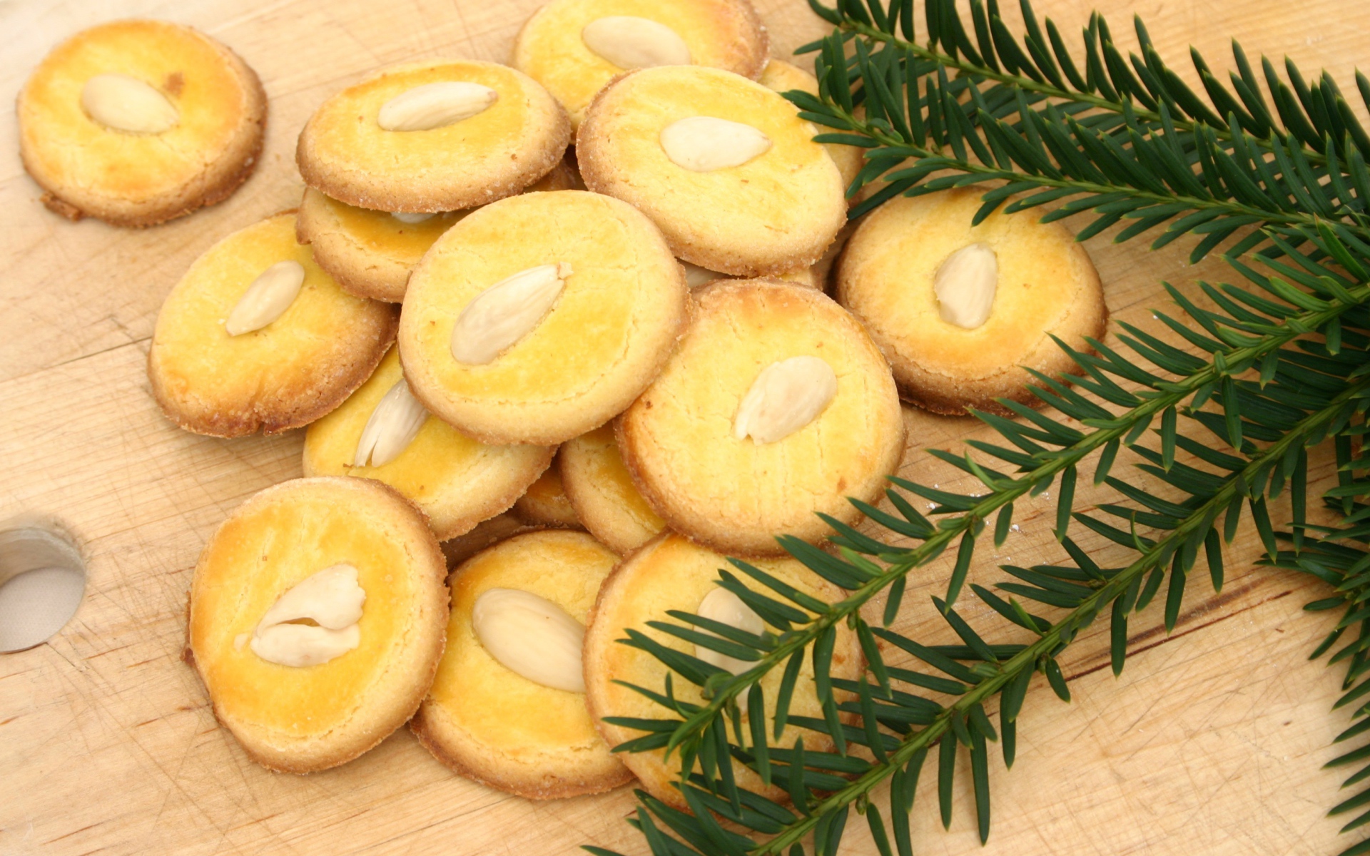 Песочное печенье на столе с еловой веткой 