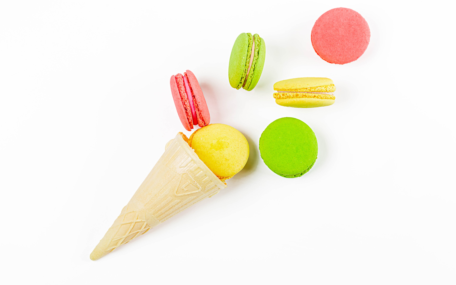Вафельный рожок с печеньем макарун на белом фоне