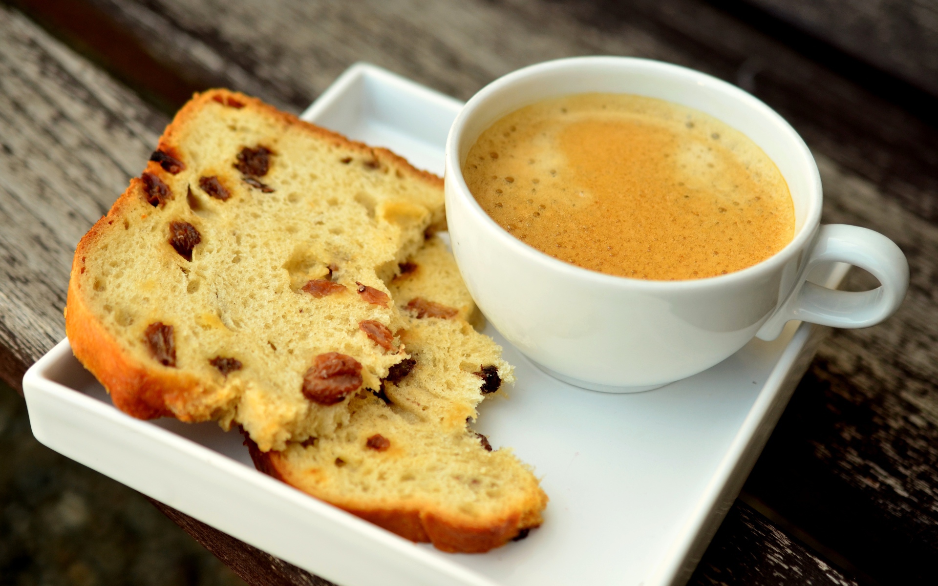 Чашка кофе на тарелке с кусочками кекса 