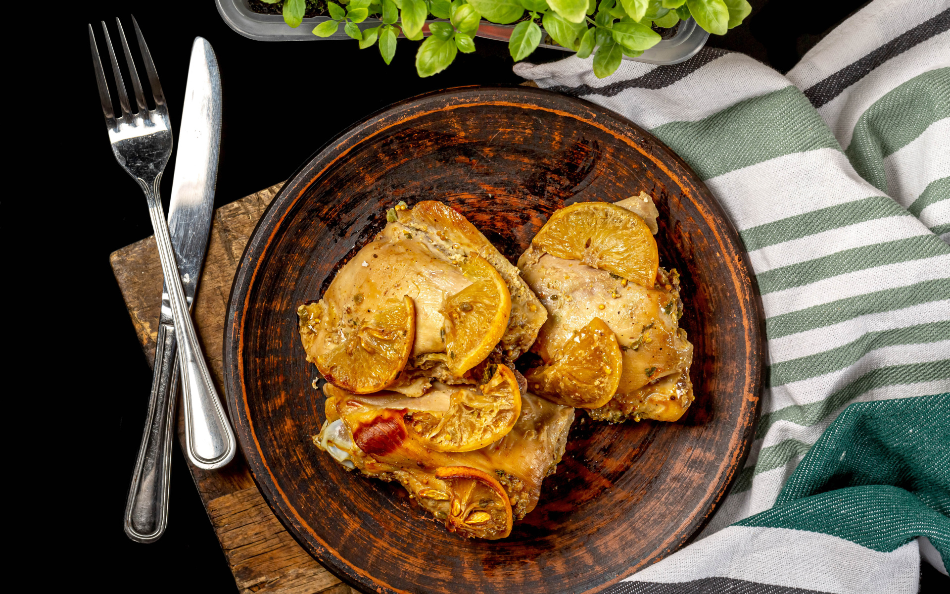 Куриное мясо в миске на столе 