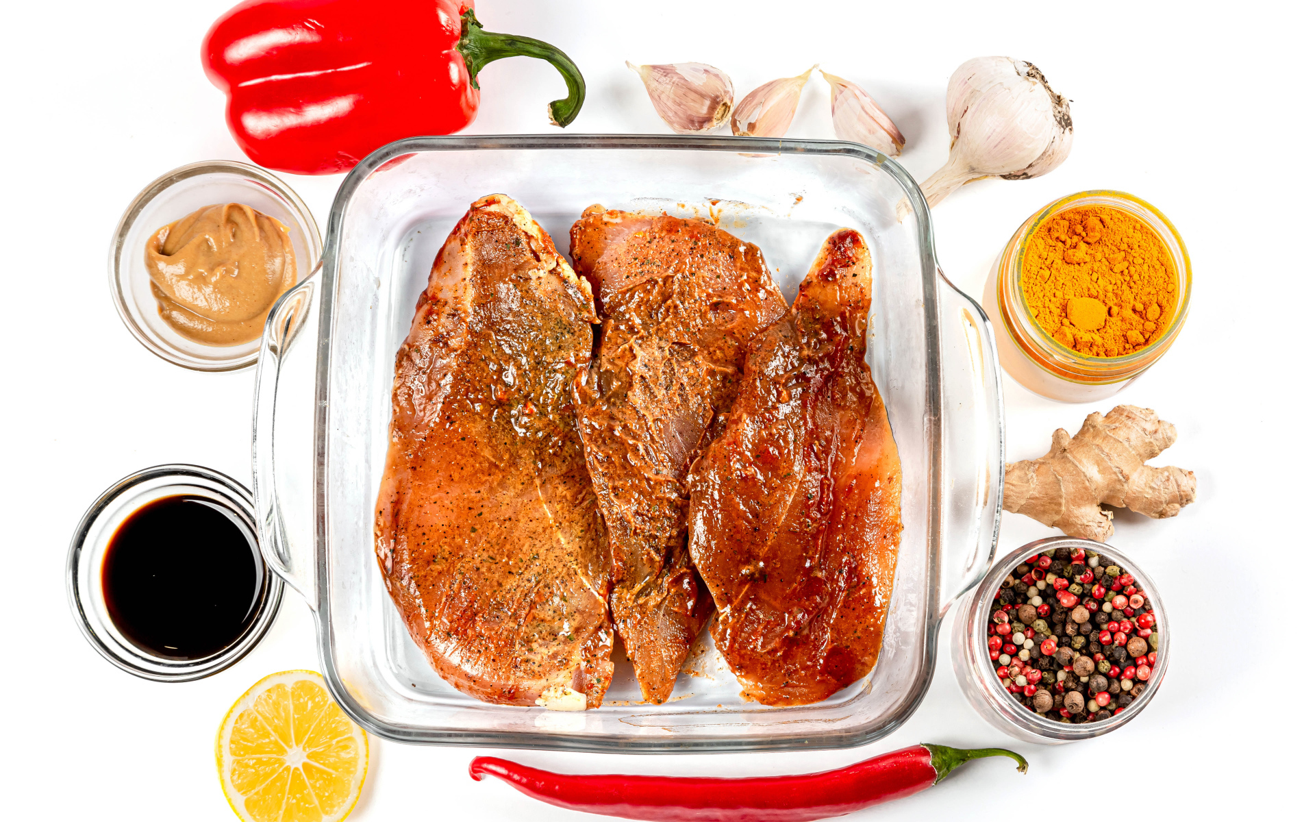 Маринованное мясо на столе со специями и соусом