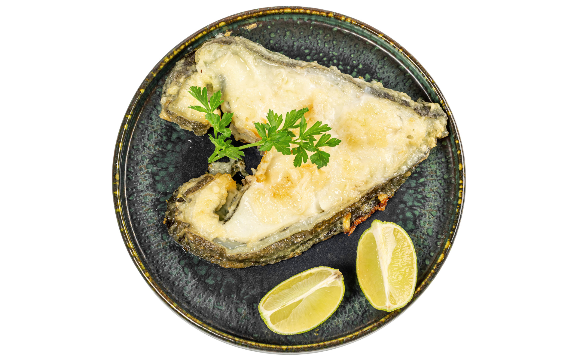 Кусок рыбы на тарелке с лимоном на белом фоне
