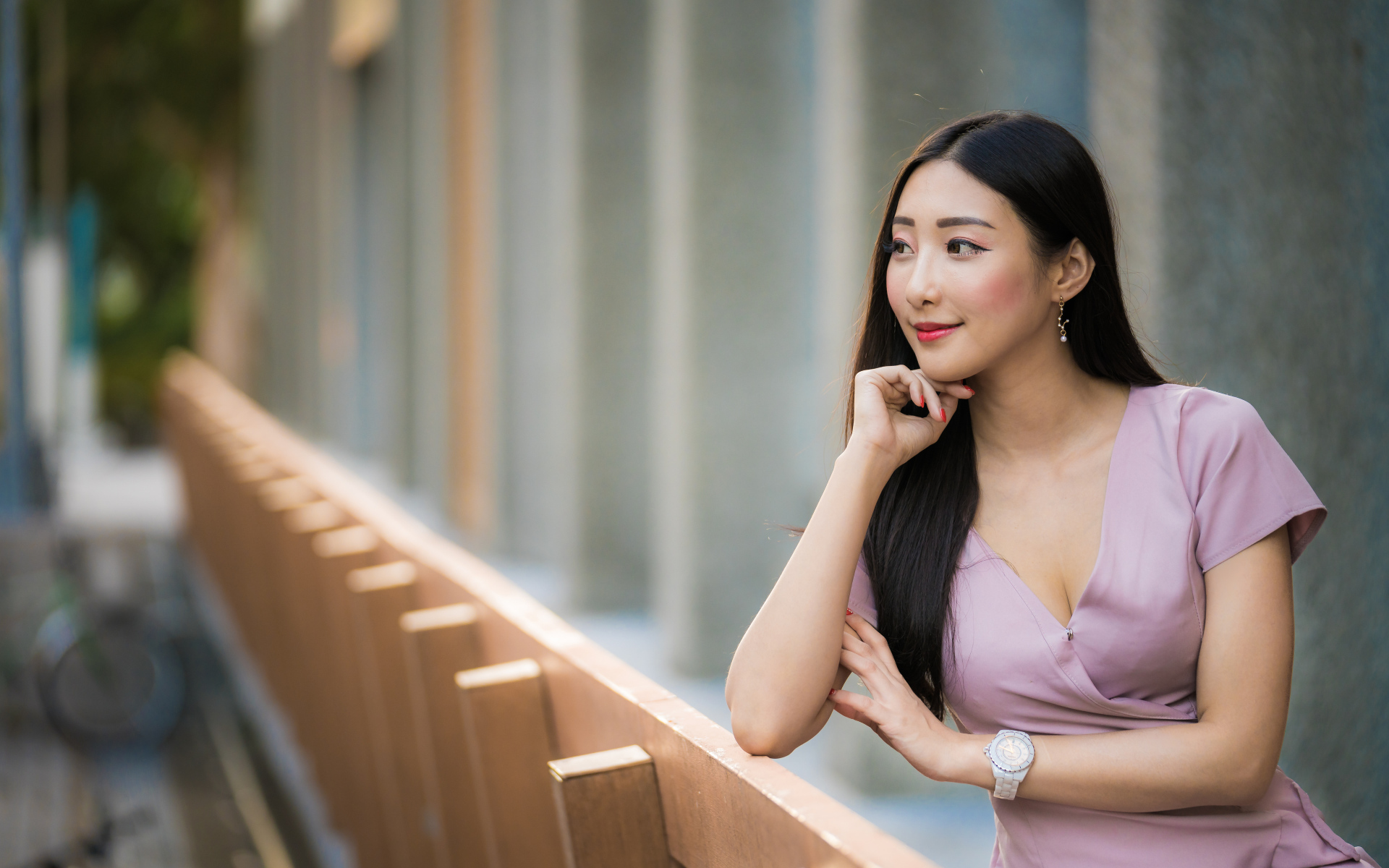 Красива девушка азиатка задумчиво смотрит вдаль