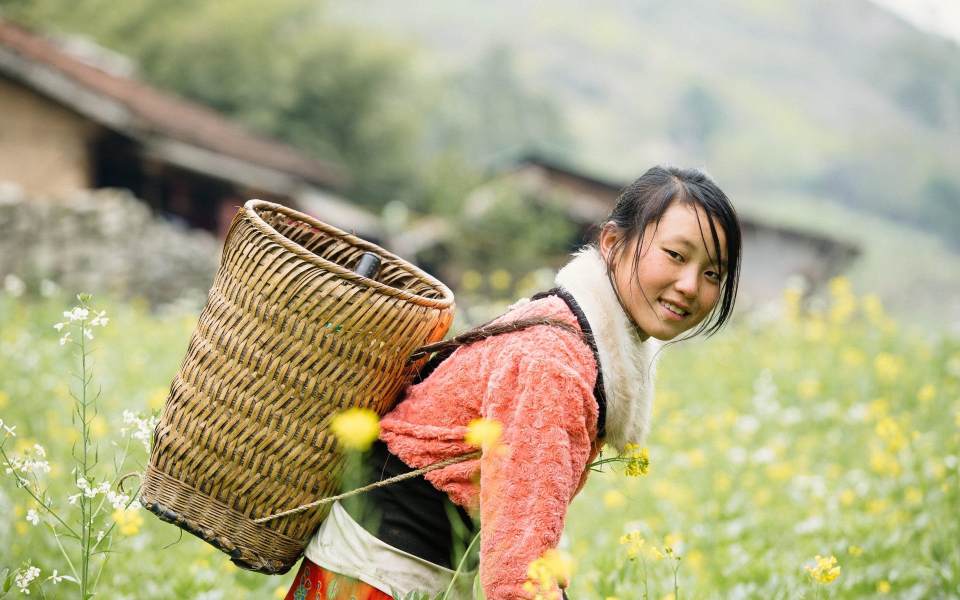 Девушка азиатка с корзиной на поле 