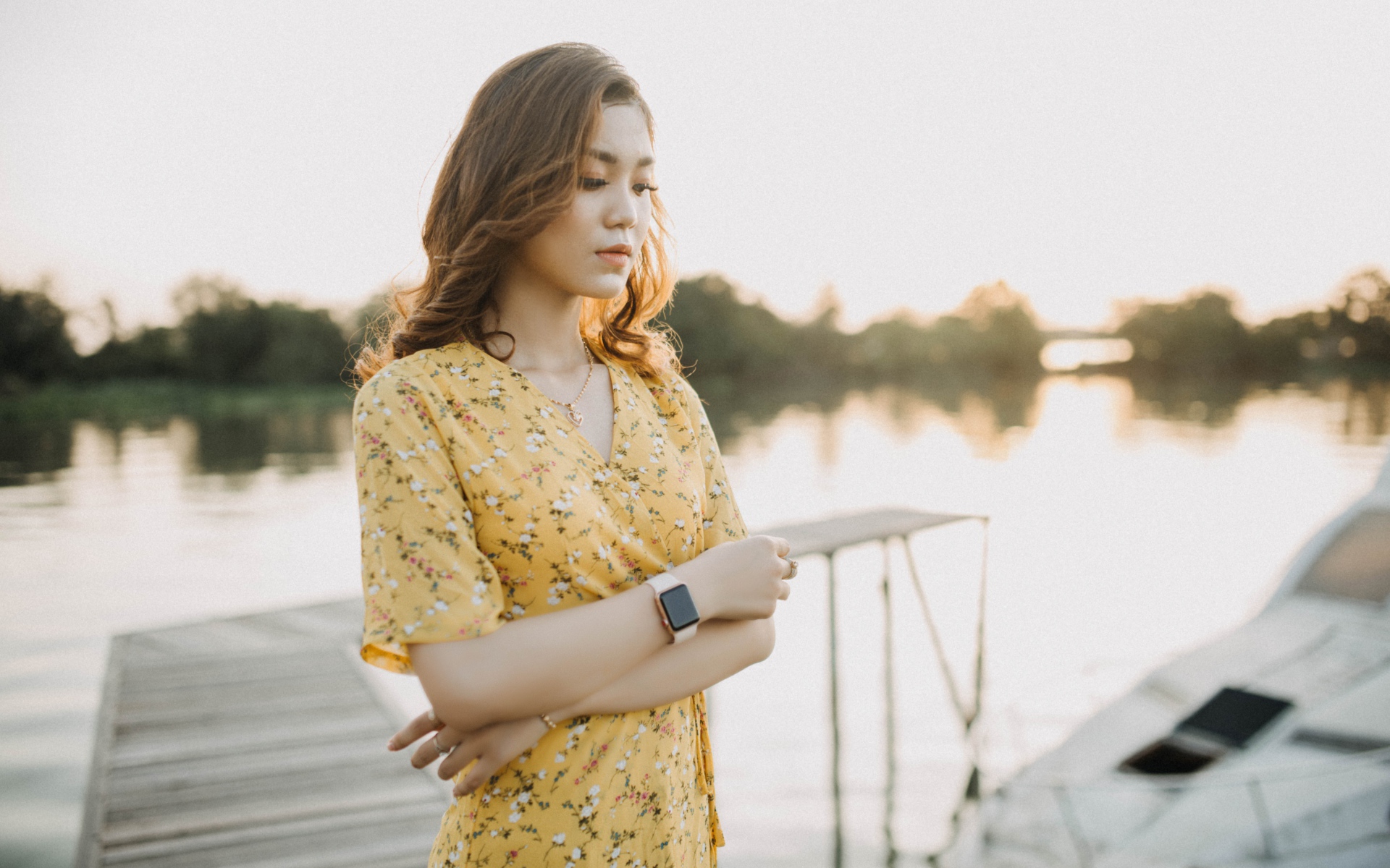 Красивая девушка азиатка стоит у реки 