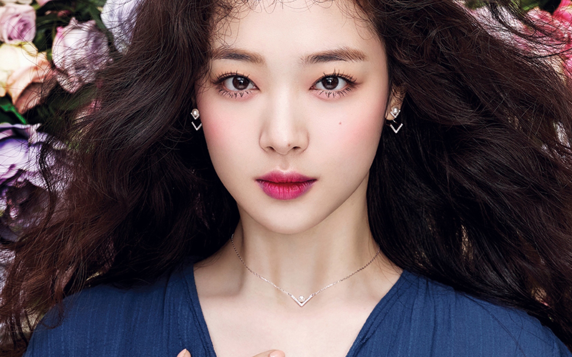 Красивая девушка азиатка с большими карими глазами 