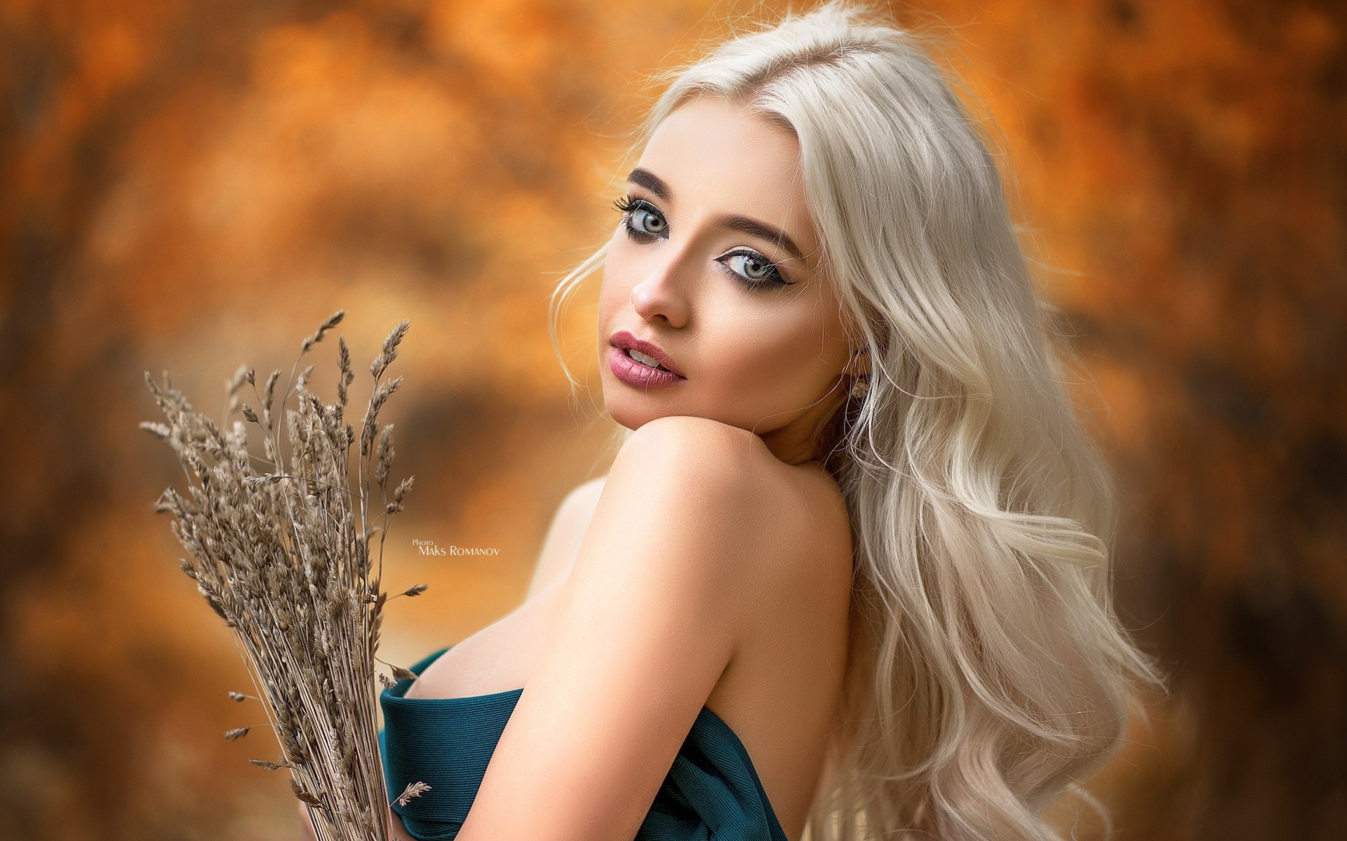 Красивая девушка блондинка с колосьями в руке