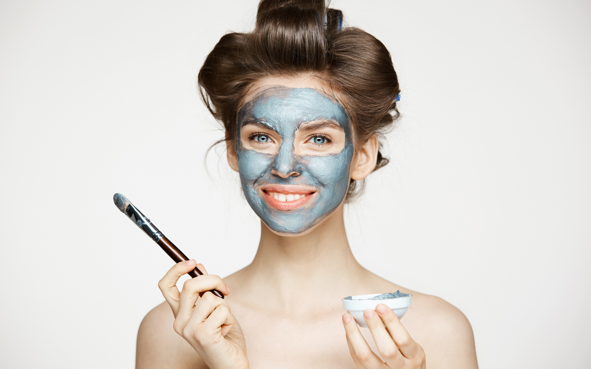 Красивая девушка с косметической маской на лице