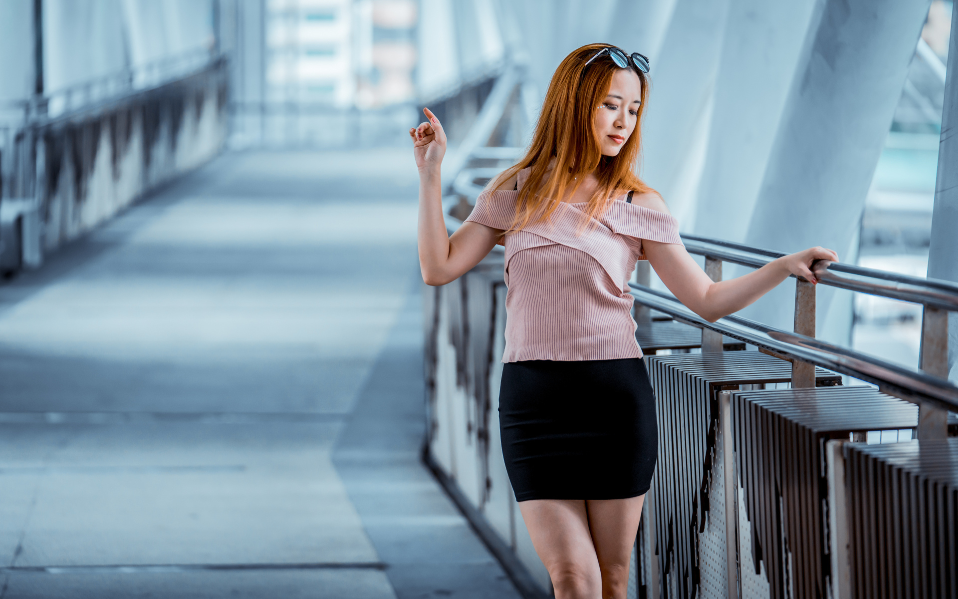 Красивая рыжеволосая девушка азиатка в черной юбке