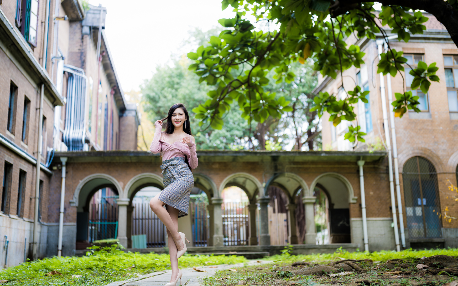 Красивая стройная азиатка на фоне здания