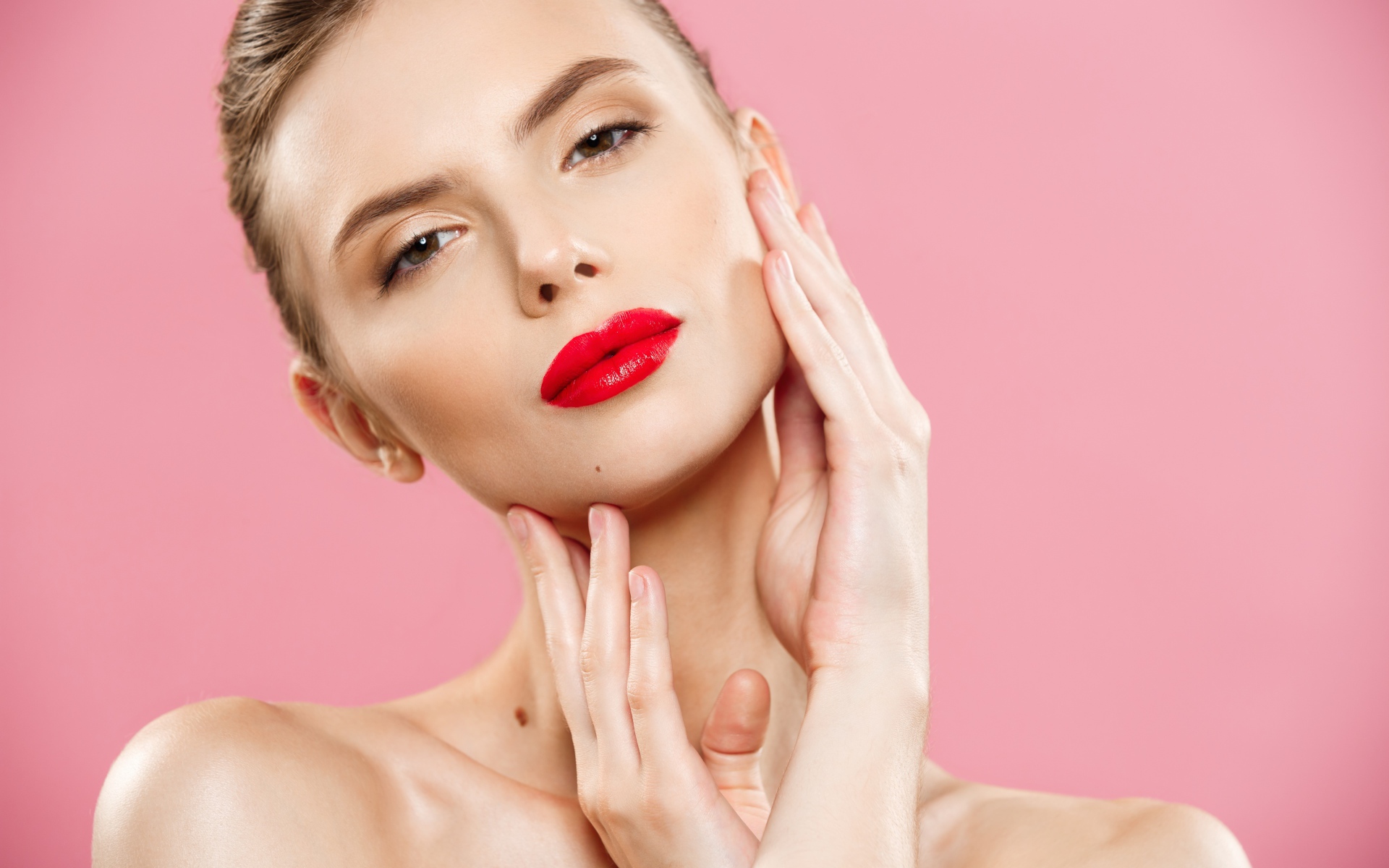 Яркая красная помада на губах у девушки
