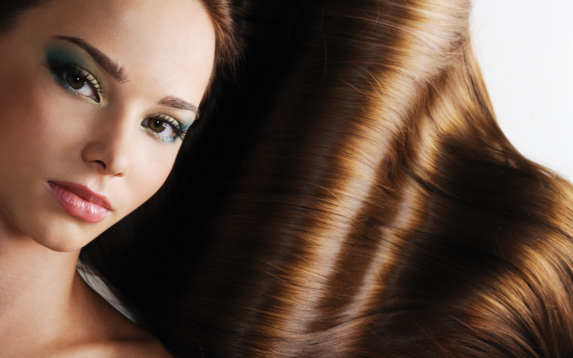 Чистые блестящие волосы красивой девушки 