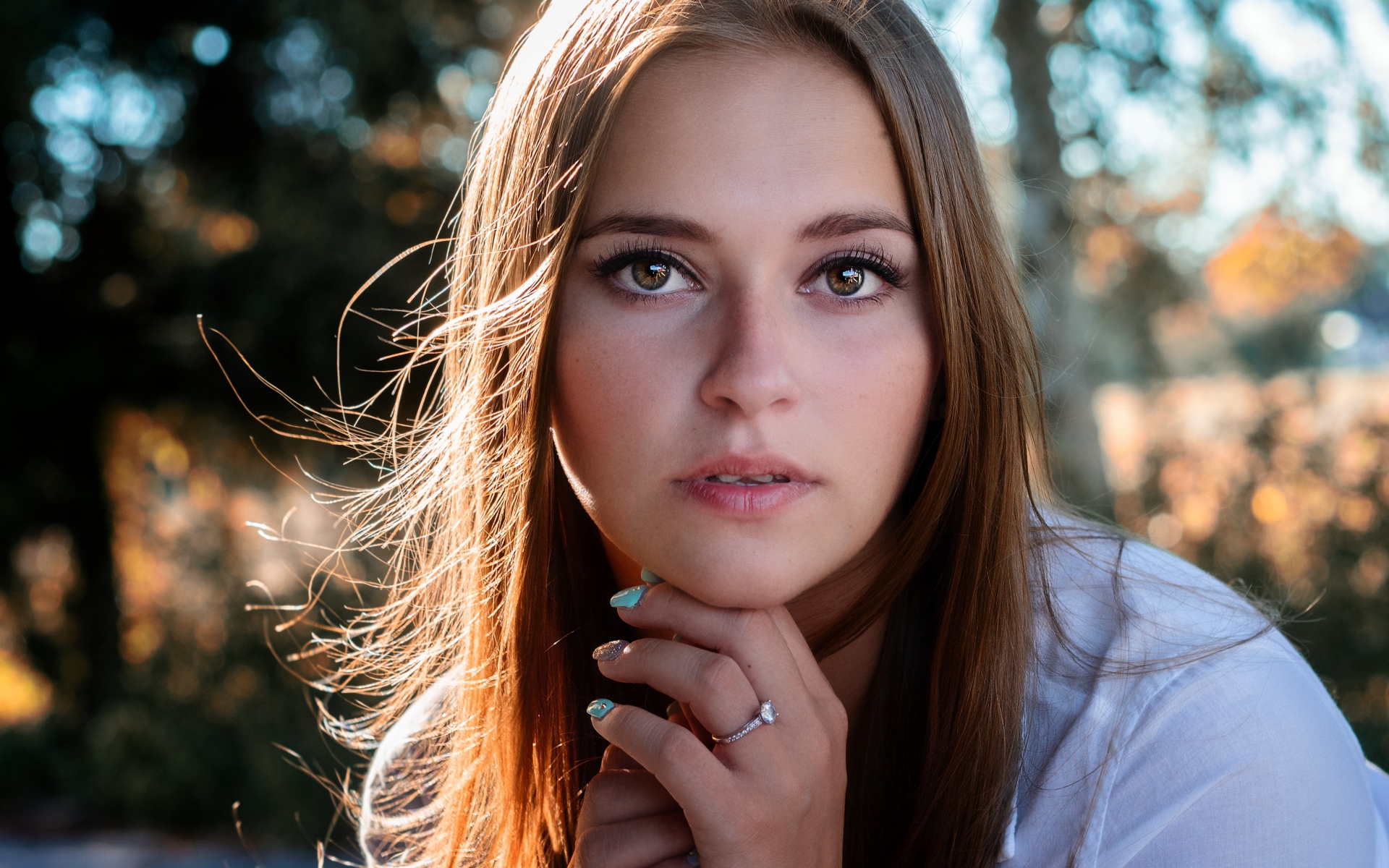 Лицо красивой девушки с большими глазами