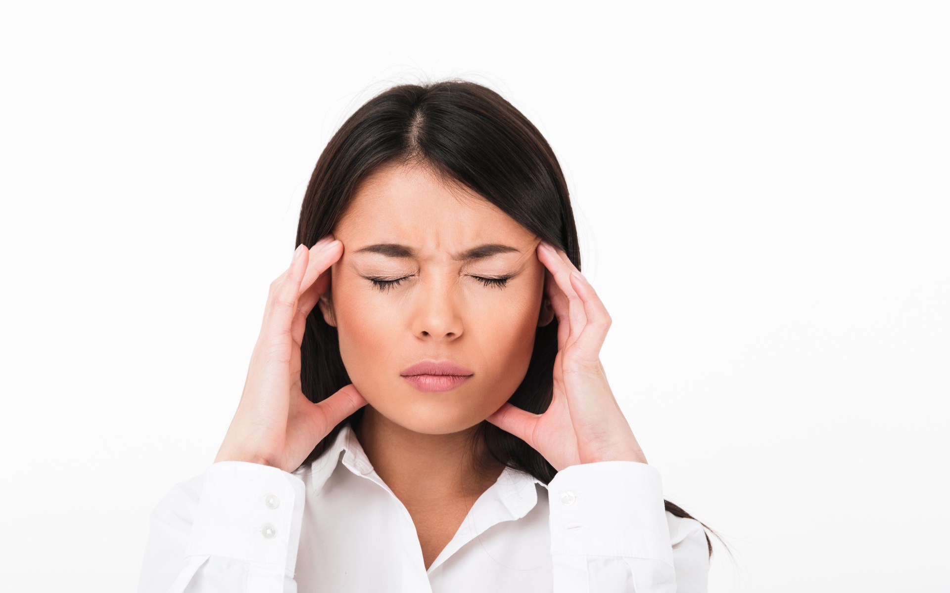 Девушка с головной болью на белом фоне 