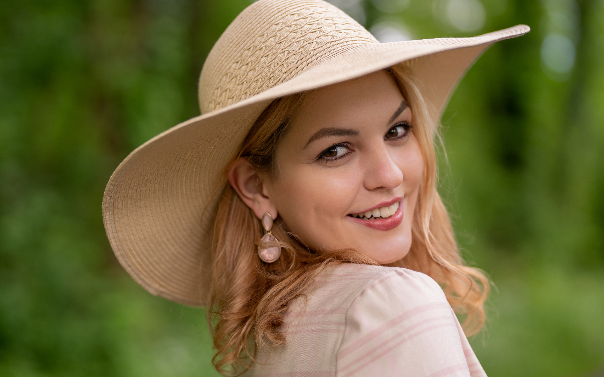 Улыбающаяся кареглазая девушка  в шляпе 