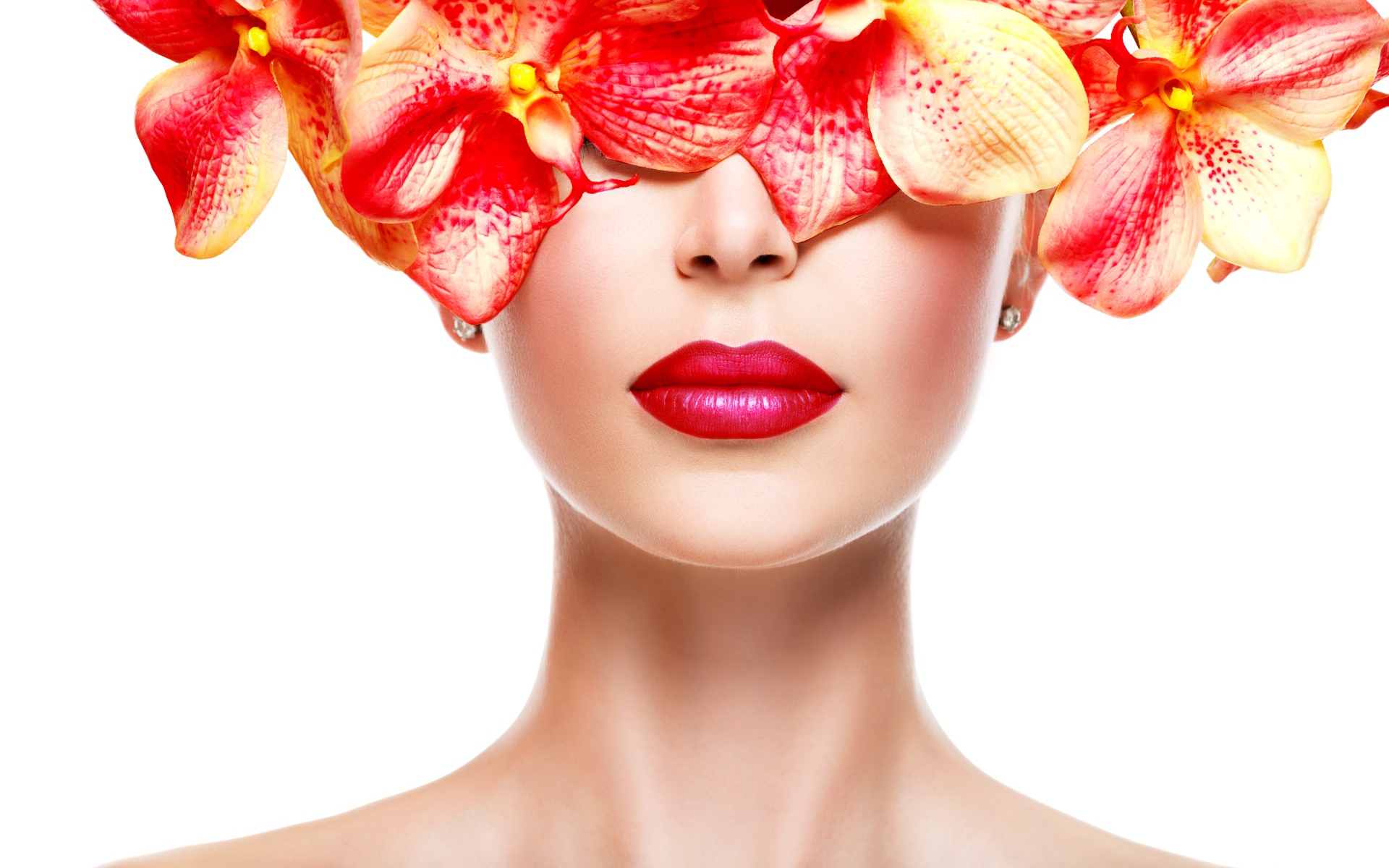 Глаза девушки закрыты цветами на белом фоне