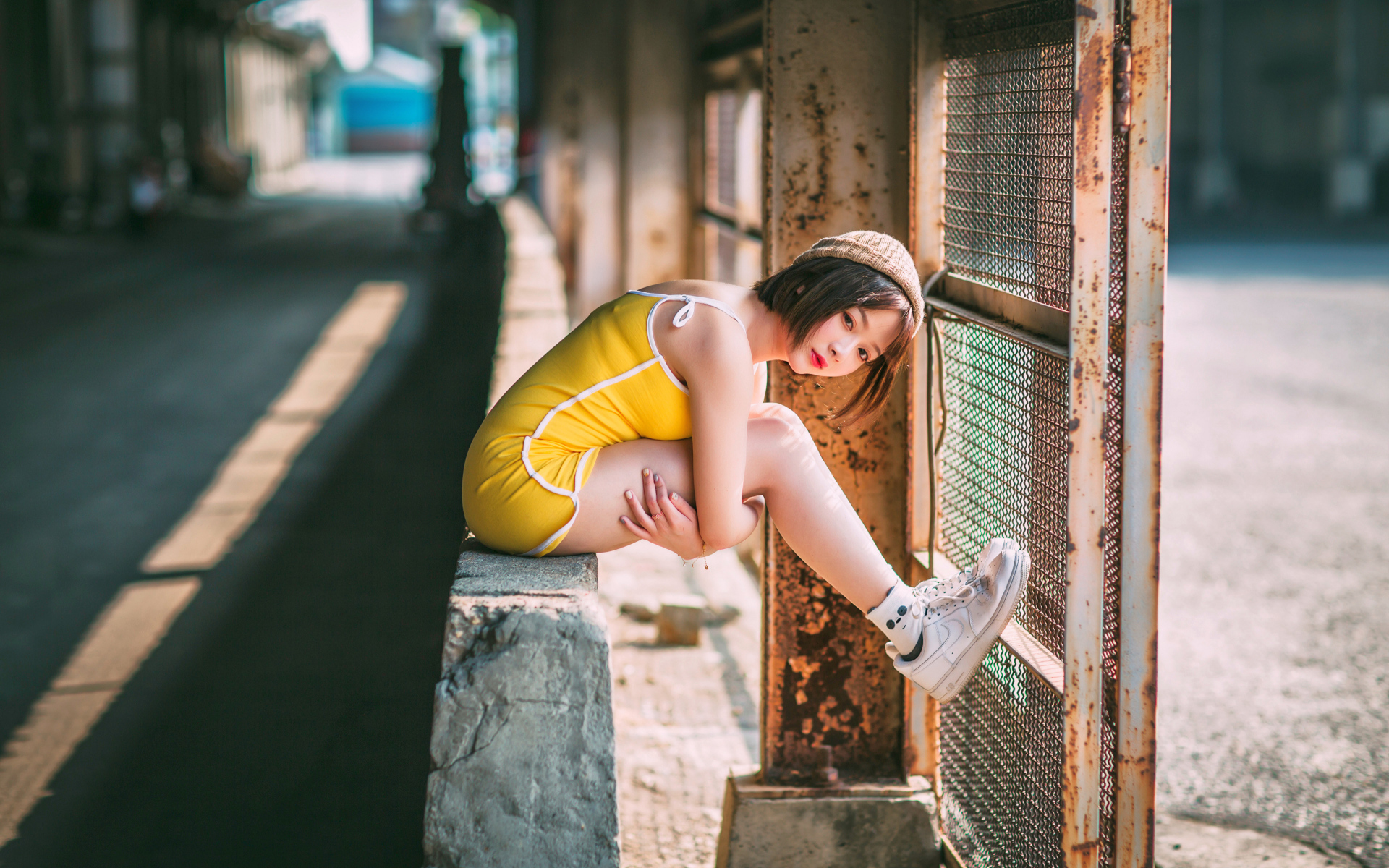 Молодая девушка азиатка сидит у сетки