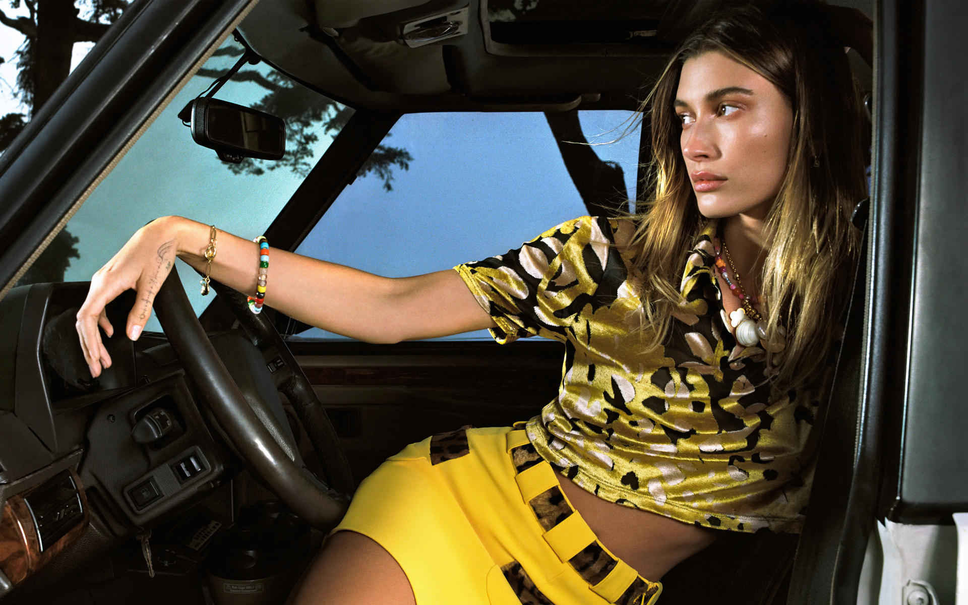 Американская модель Хейли Болдуин в машине
