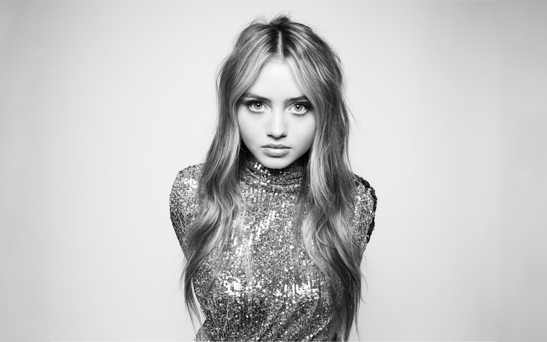 Красивая нежная девушка Лени Клум в блестящем платье