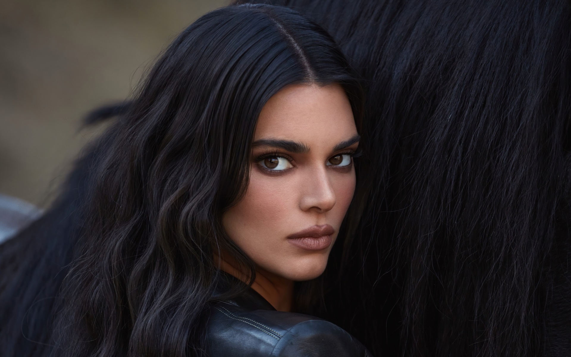 Жгучая брюнетка Кендалл Дженнер с лошадью