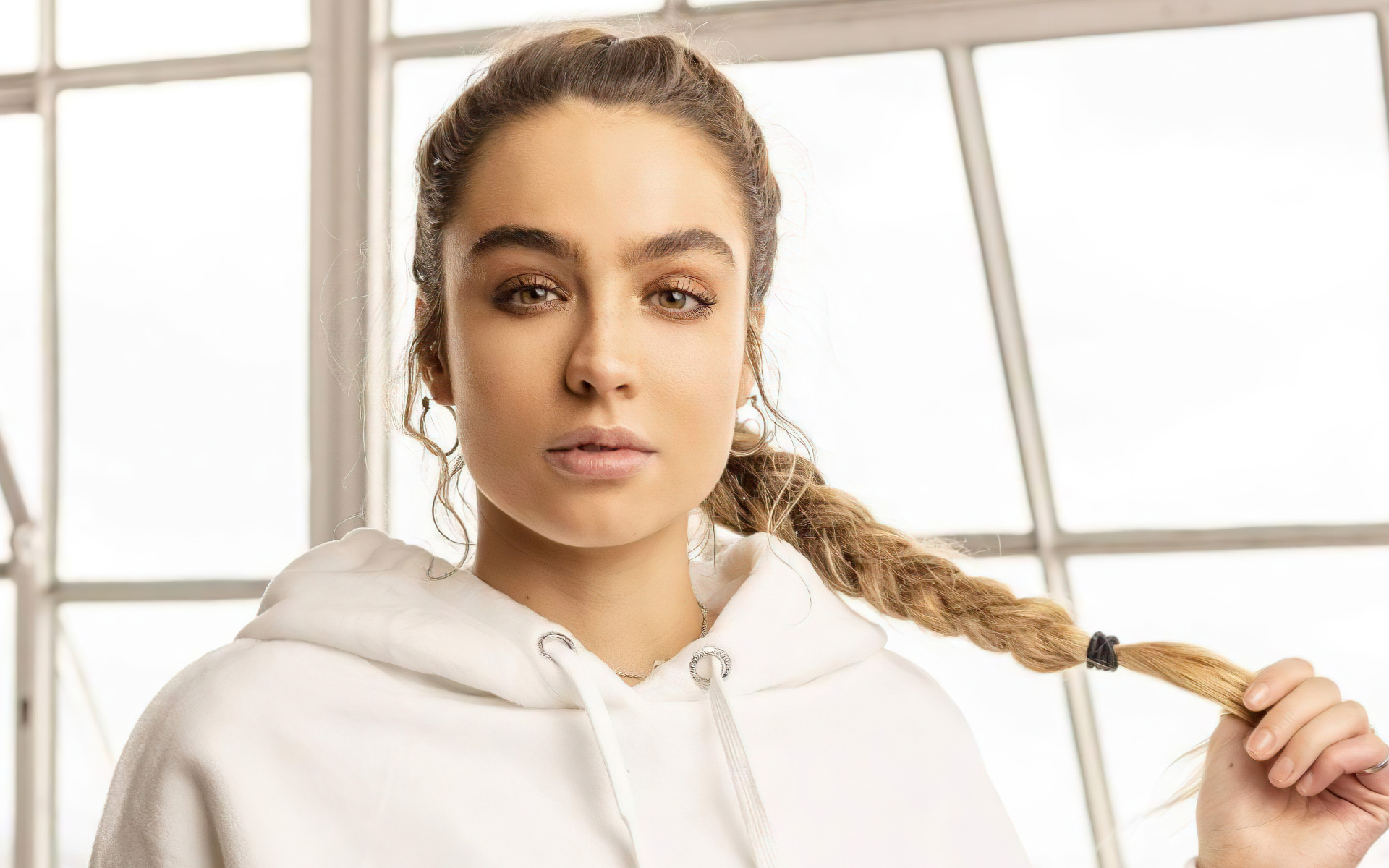 Модель Соммер Рэй в белом худи